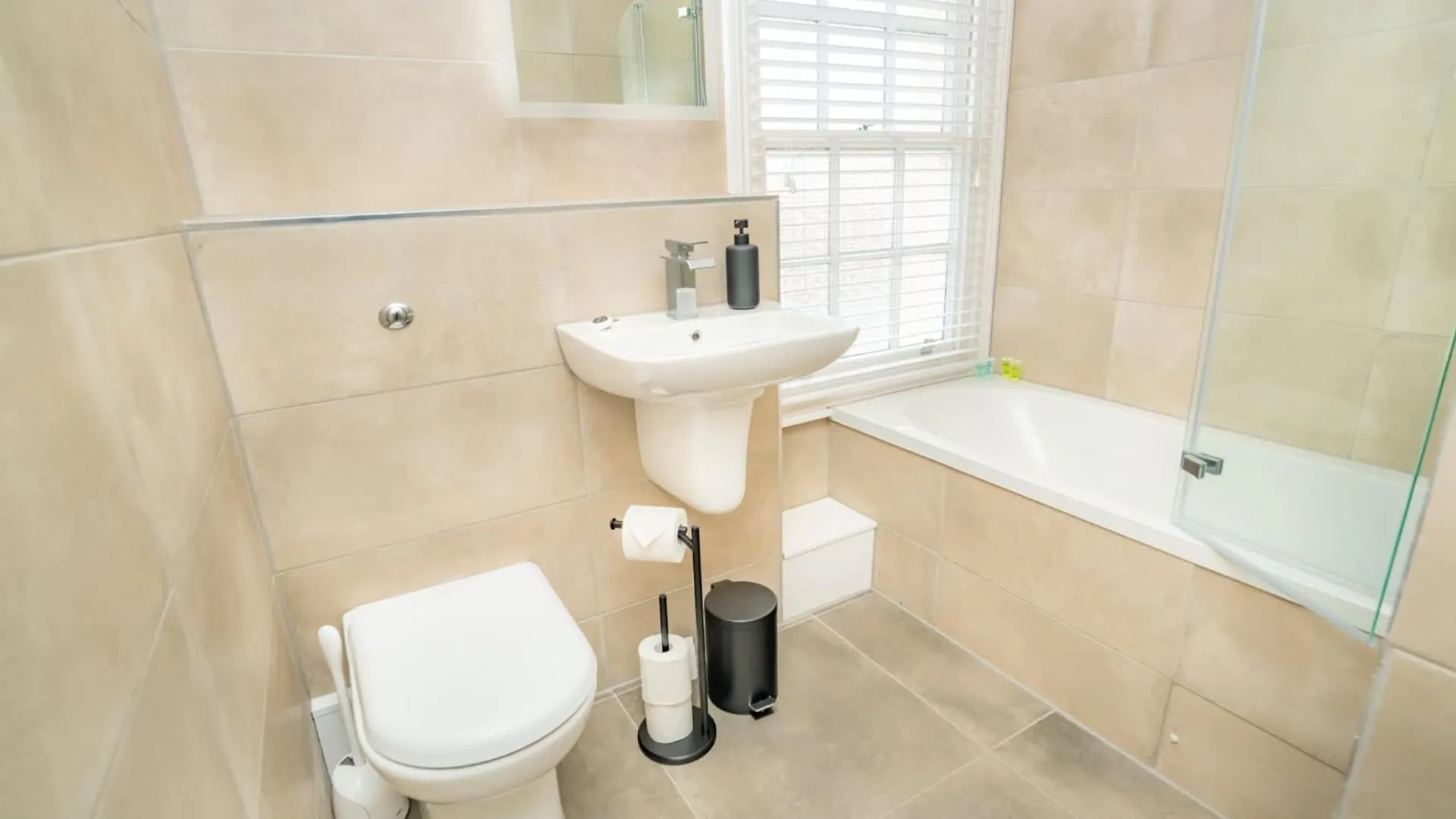 Stunning 1 Bedroom Apartment In Cheltenham Centre 0*,